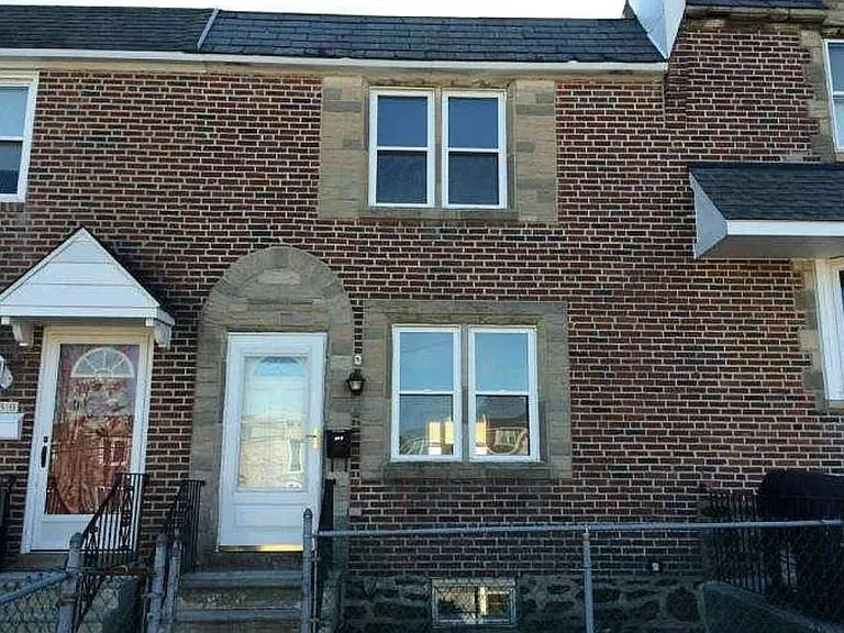232 W Wyncliffe Ave — Photo 1