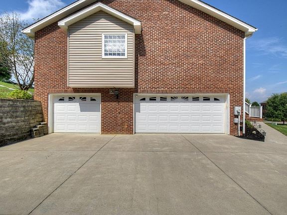 3rd image of 102 Bashor Ln