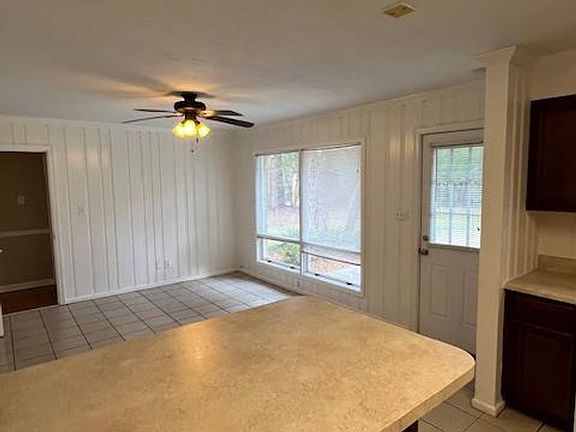 4th image of 1202 Lakeview Dr