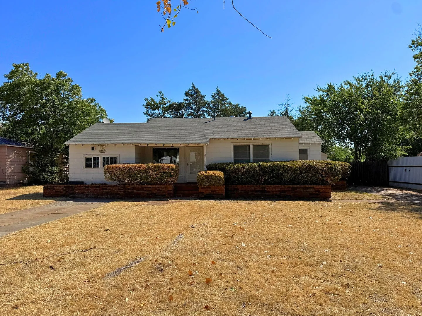 2 Bed 1 Bath With Character In Ray Massie! — Photo 1