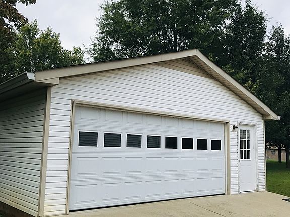 2nd image of 116 N Hampton Ct