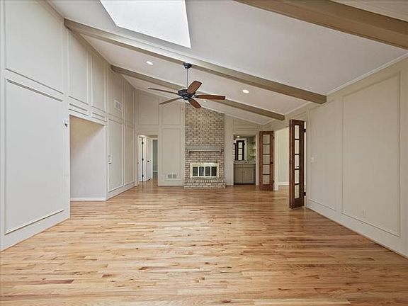 4th image of 1704 Woodcreek Dr