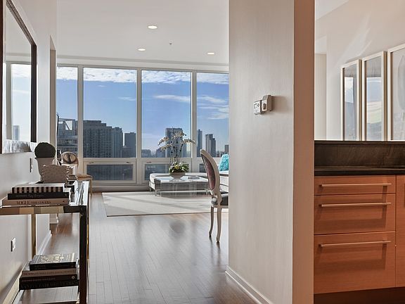 5th image of 500 W Superior St Unit 1904