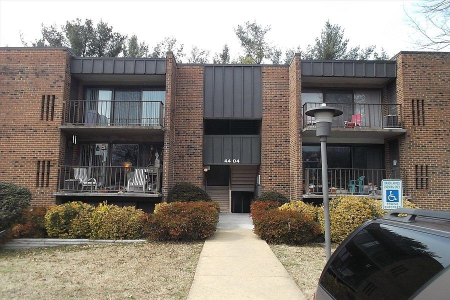 1st image of 4404 Island Pl APT 202