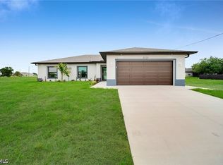 3721 NE 11th Place Cpe, Coral, FL 33909