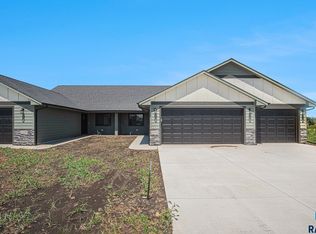 1122 11th St NE, Madison, SD 57042