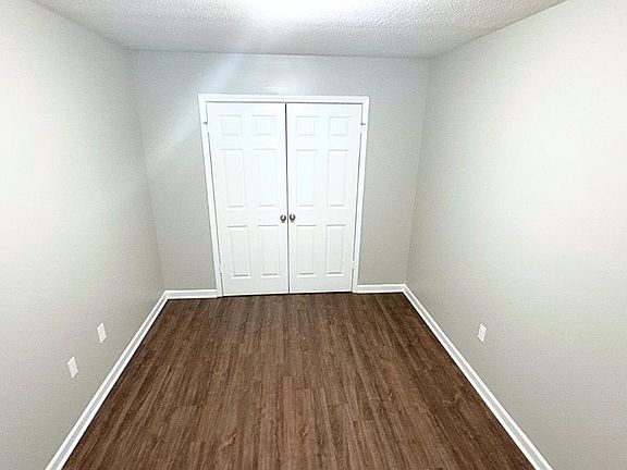 5th image of 51 W Byfield Dr