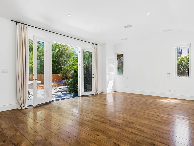 5136 Woodley Ave — Photo 11