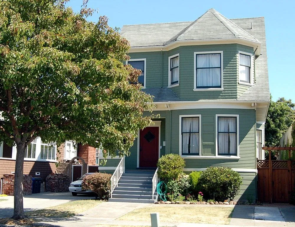 4 bed, 1.5 bath, 1879 sqft, $4,750 — Photo 1