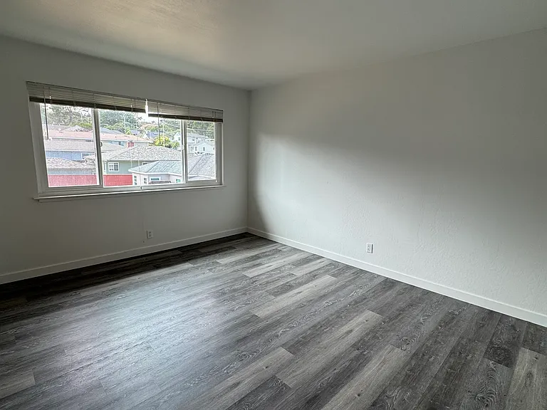 370 Clay St — Photo 5
