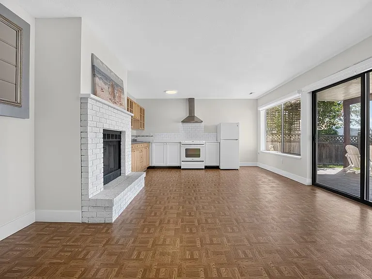 2929 Dollarton Hwy — Photo 1