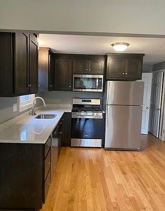 4th image of 15 Edwards St Unit 15
