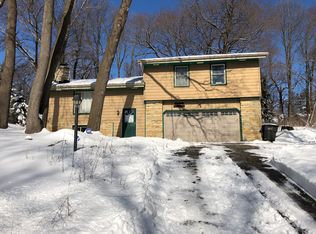 S108W29907 Pickering Dr, Mukwonago, WI 53149