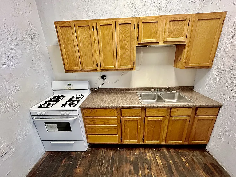 208 E Main St #2 — Photo 3