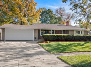 571 Estate Dr, Buffalo Grove, IL 60089