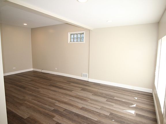 3rd image of 10811 S Bensley Ave