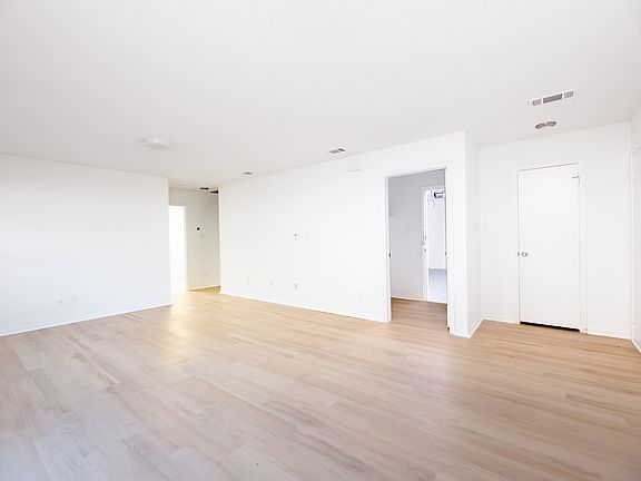 3rd image of 909 Maples Ave