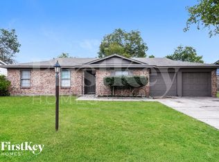 918 Kerry St, Benbrook, TX 76126