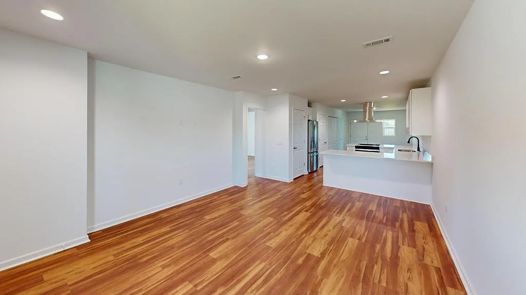 203 Charleston Dr — Photo 4