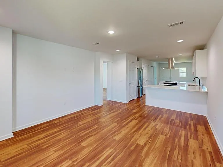 203 Charleston Dr — Photo 3