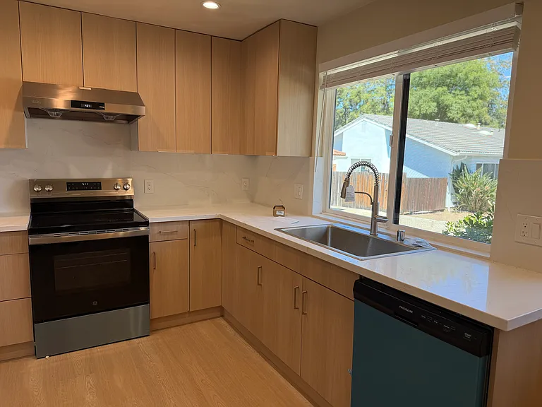 898 Pepper Tree Ct — Photo 3