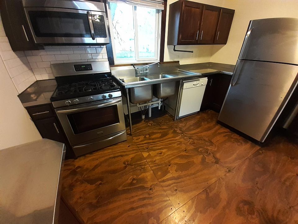 1st image of 828 Burr Oak Ct