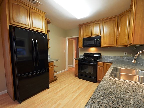 4th image of 978 W 44th St