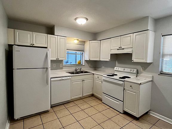 5th image of 215 Waverly Way