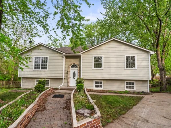 318 SE Bent Tree Dr, Blue Springs, MO 64014