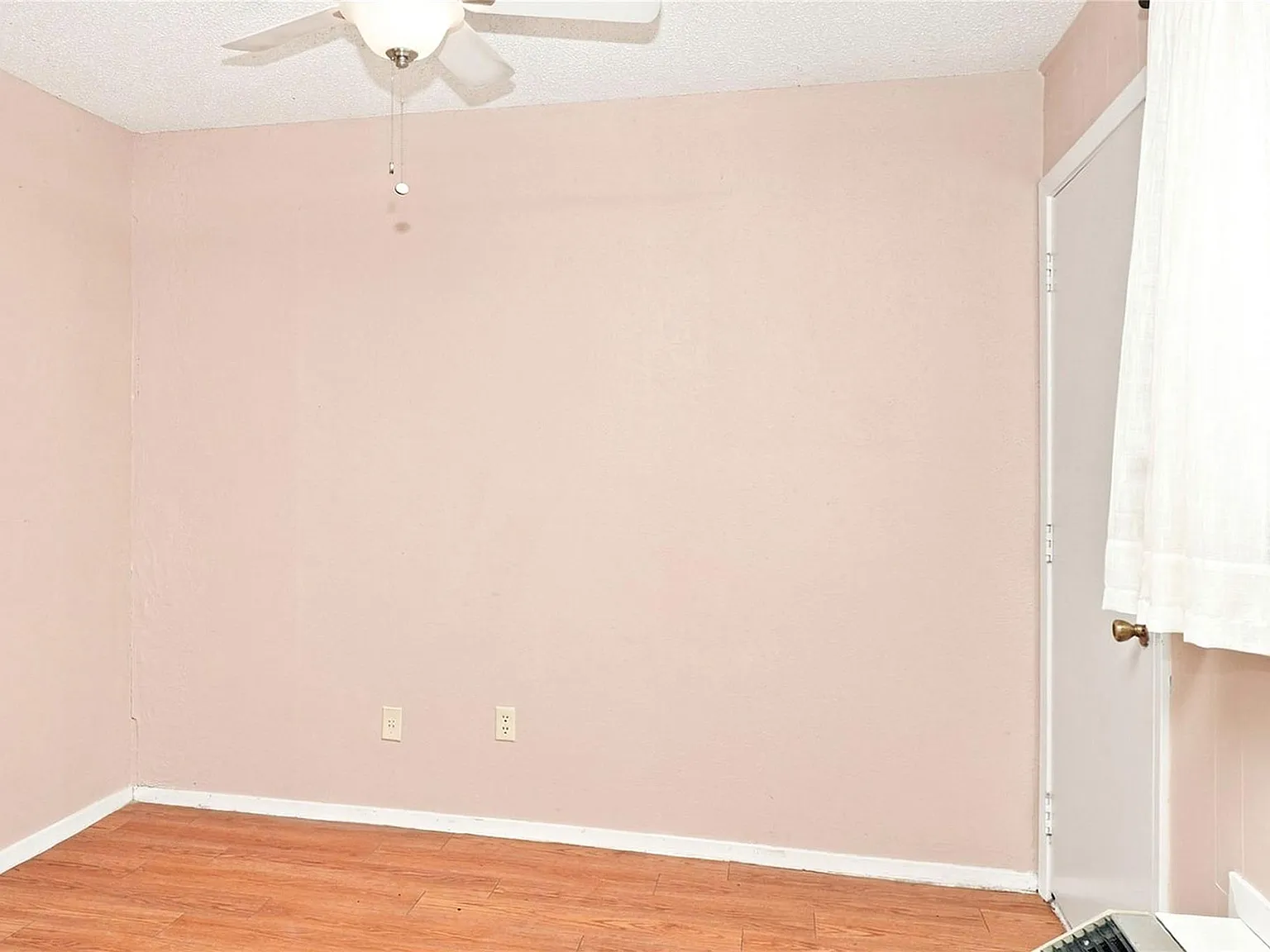 Studio, 1.0 bath, 400 sqft, $650 — Photo 2