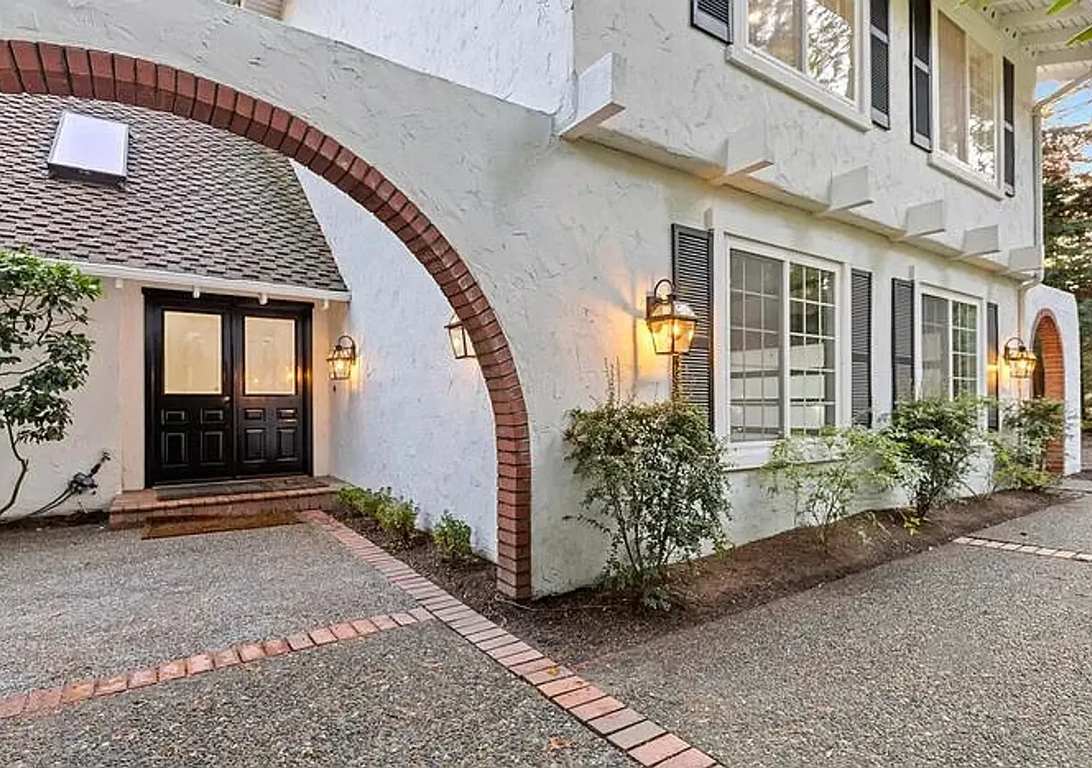4Bd/3.5Ba Bellevue Home — Photo 1
