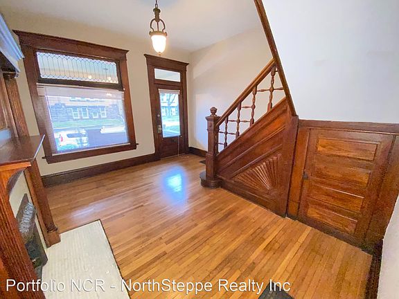 5th image of 127 W Hubbard Ave