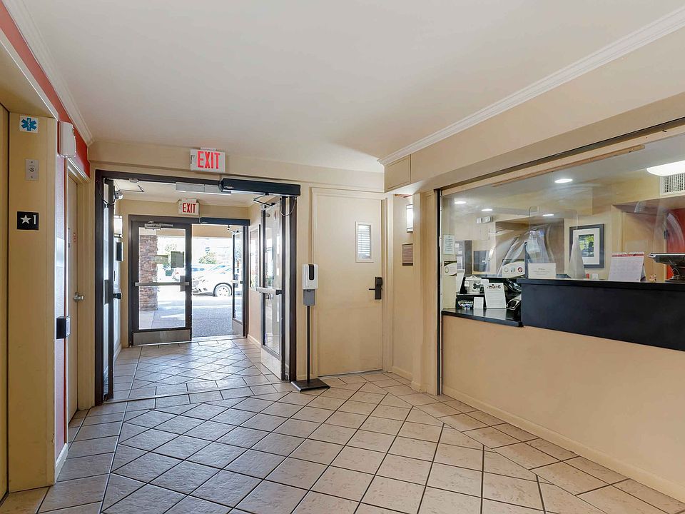 Lobby and Guest Check-in