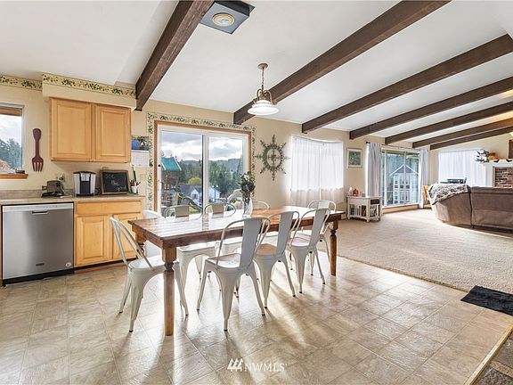 3rd image of 990 Erin Ln W