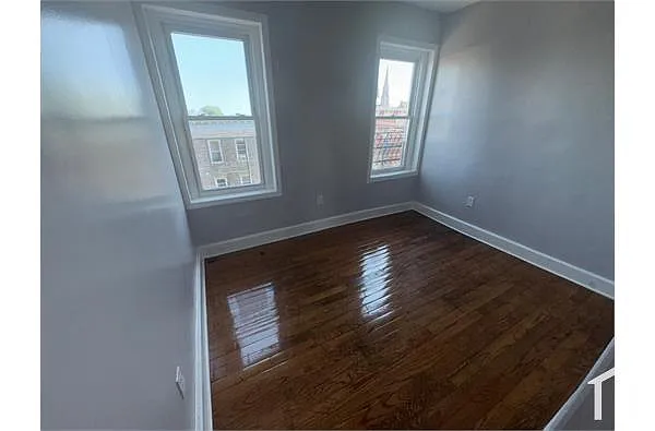 Building Photo - 975 E 3rd St #8