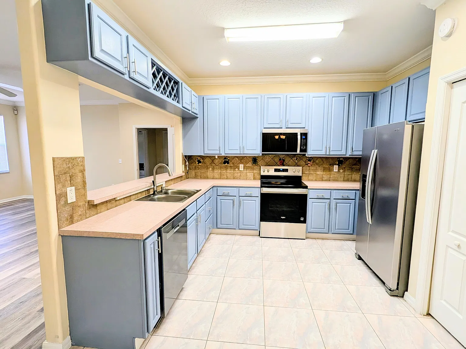 4 bed, 2909 sqft, $3,000 — Photo 3