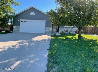 5441 Chestnut St, Grand Forks, ND 58201