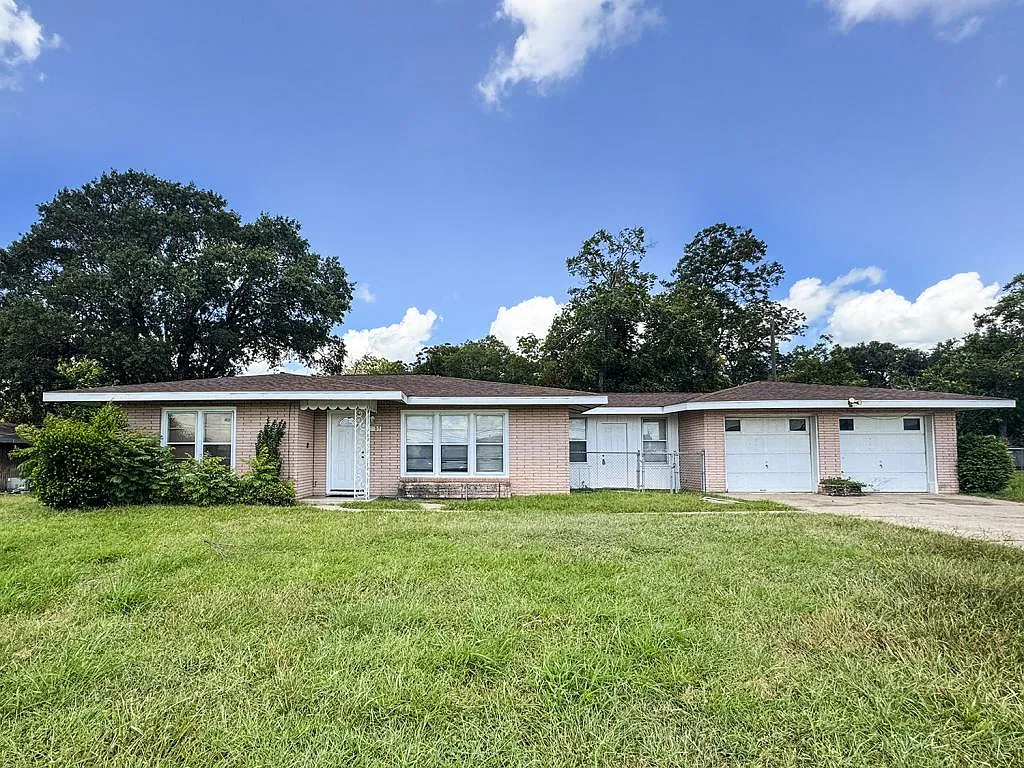 8103 N Navarro St — Photo 1