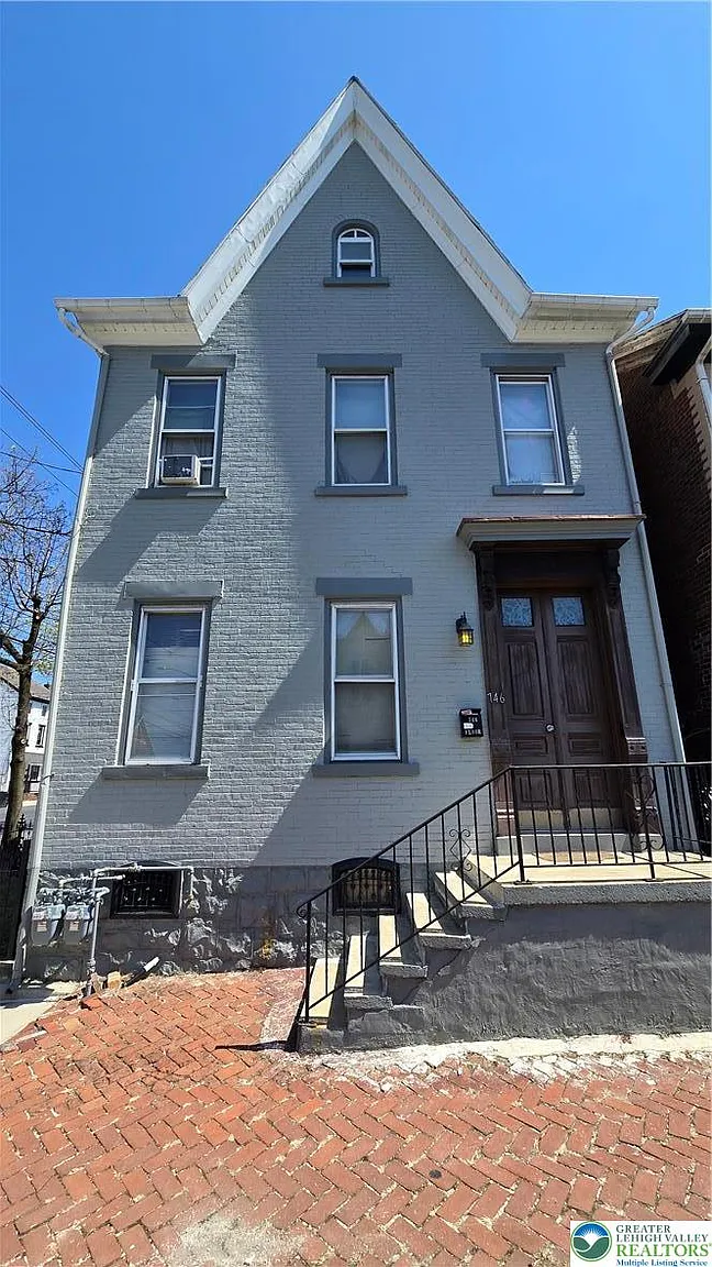 746 Center St photo 1