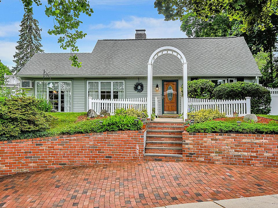 1st image of 55 Wakefield Ave