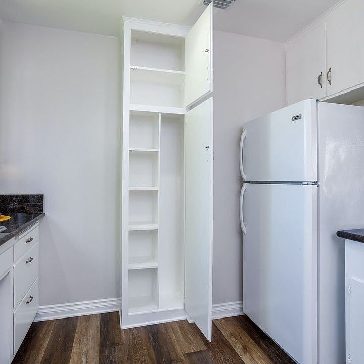1st image of 209 E Live Oak St #10