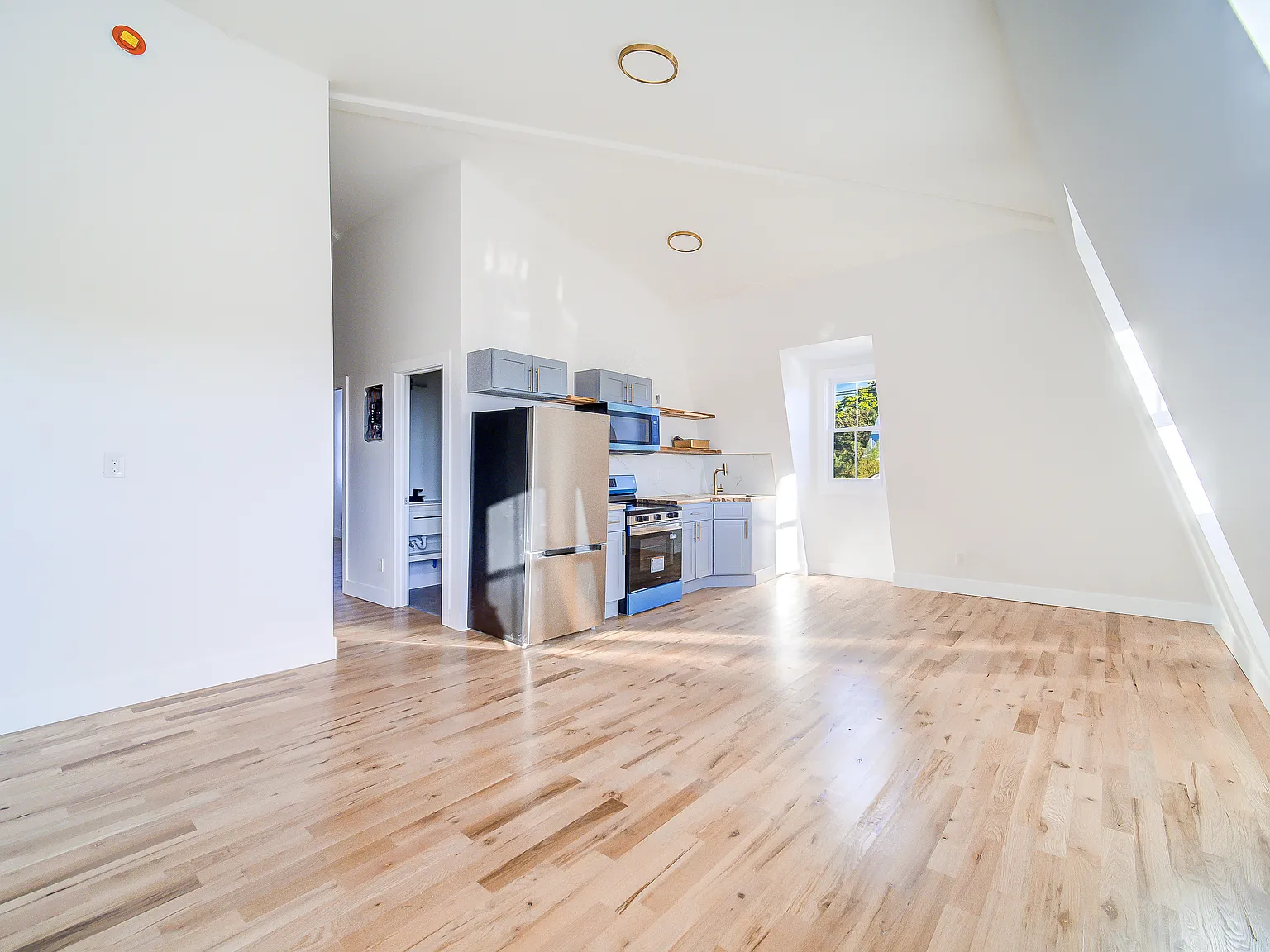 1 bed, $2,400 — Photo 3
