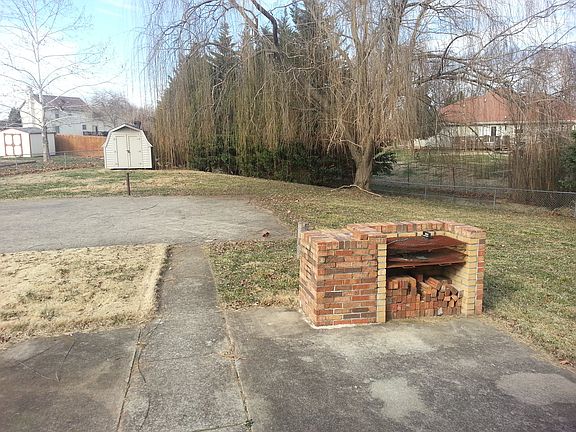 2nd image of 900 Tudor Ln