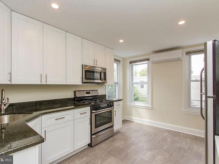 2207 Catharine St #2 — Photo 11