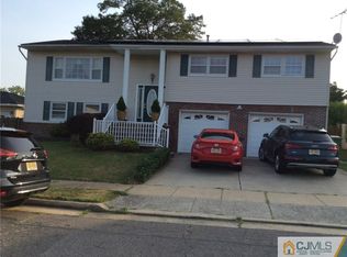 9 Robinhood Dr, Parlin, NJ 08859