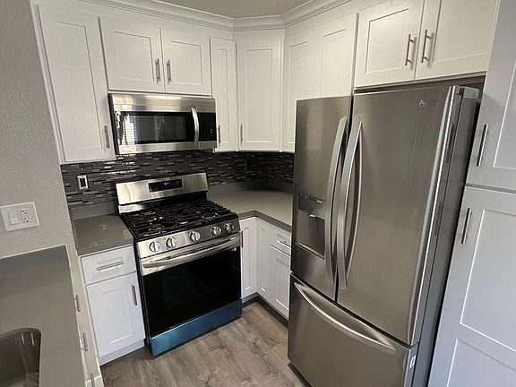 3rd image of 906 Burbank Dr APT 2