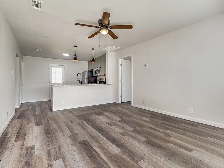 1302 Margie St — Photo 2