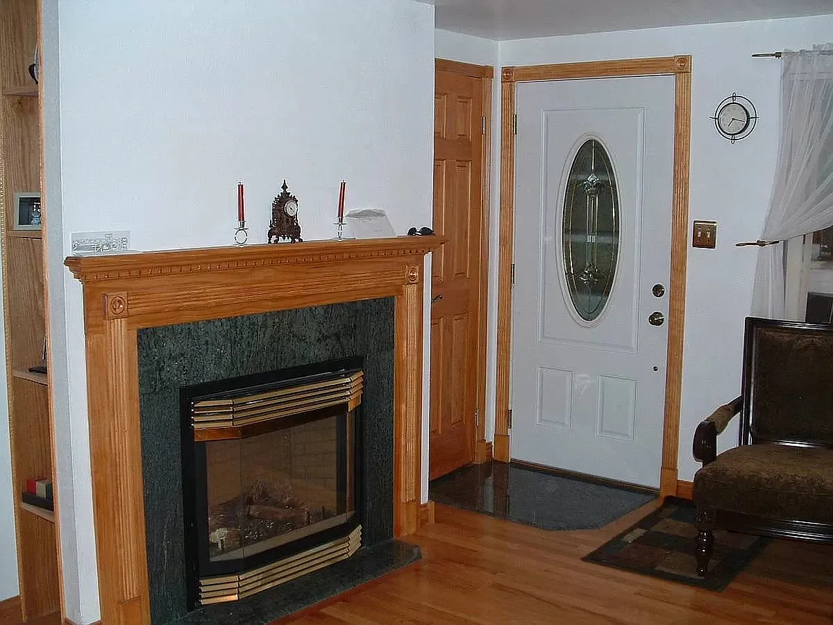 front door into living room - 1092 W Oxford Pl