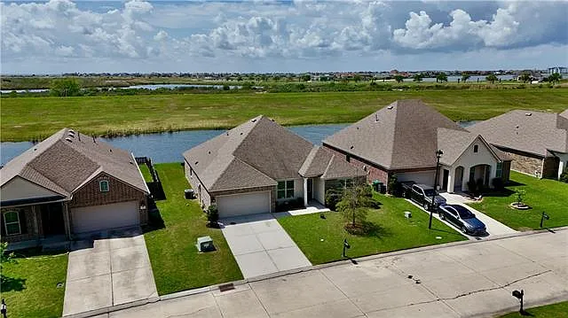 4 bed, 2.0 bath, 2141 sqft, $2,300 — Photo 2