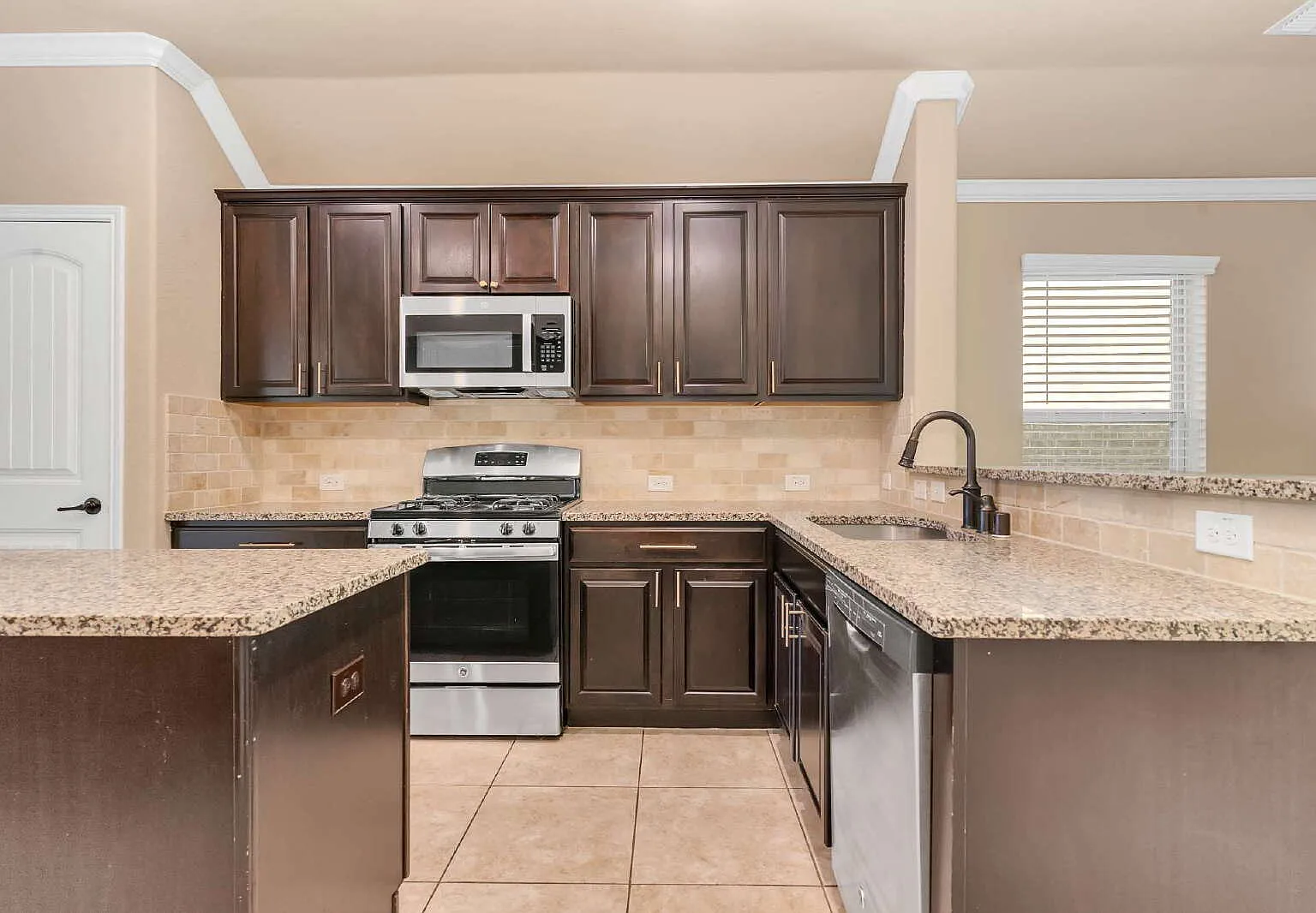 4 bed, 2.0 bath, 1549 sqft, $2,680 — Photo 4